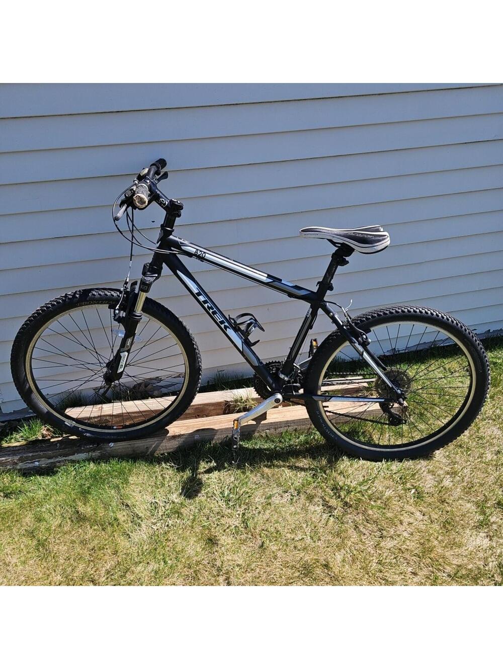 Trek 820 Single Track SSR Mountain Bike Medium? 18" Frame